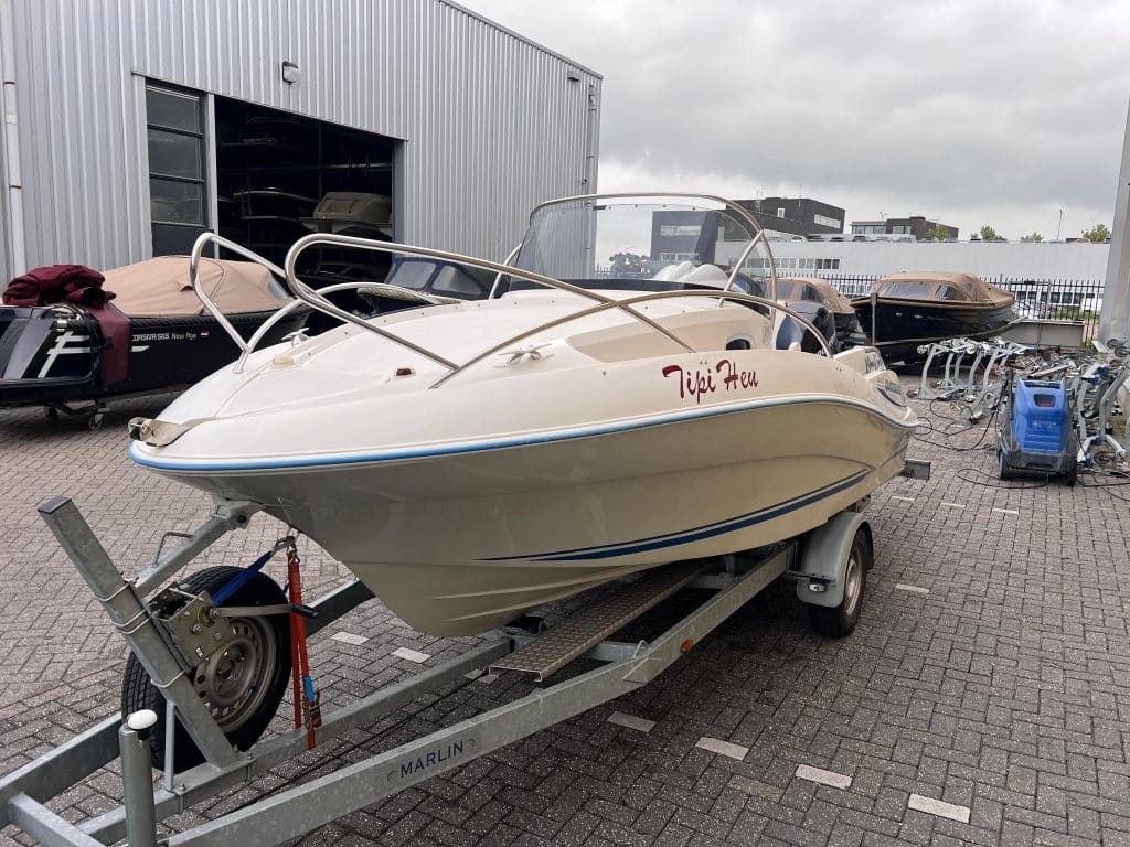 Quicksilver 555 Cabin + 115PK Mercury en trailer - Main Image