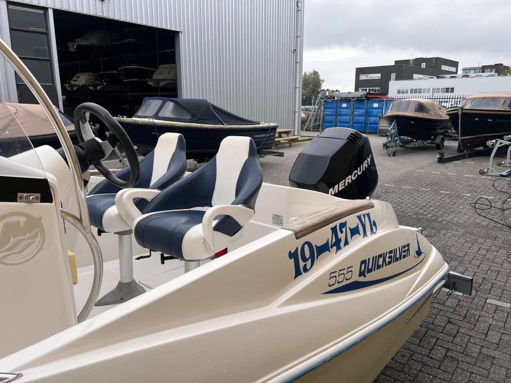 Quicksilver 555 Cabin + 115PK Mercury en trailer - Main Image