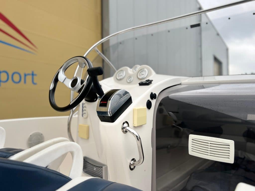 Quicksilver 555 Cabin + 115PK Mercury en trailer - Main Image