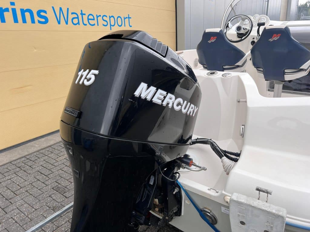 Quicksilver 555 Cabin + 115PK Mercury en trailer - Main Image