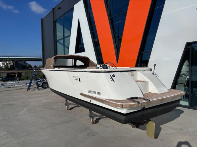 Lifestyle 750 Tender


                




       - Main Image